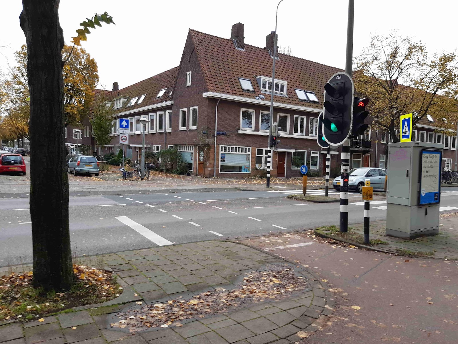 Zebrapad met verkeerslicht zuidelijke kruising Galileiplantsoen/Radioweg